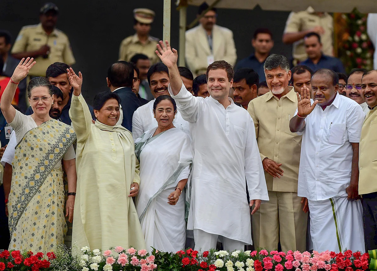 Sonia Gandhi, Mayawati, Mamata Banerjee, Rahul Gandhi, and Chandrababu Naidu at the oath-taking ceremony of HD Kumaraswamy, in Bengaluru. (Photographer: Shailendra Bhojak/PTI)