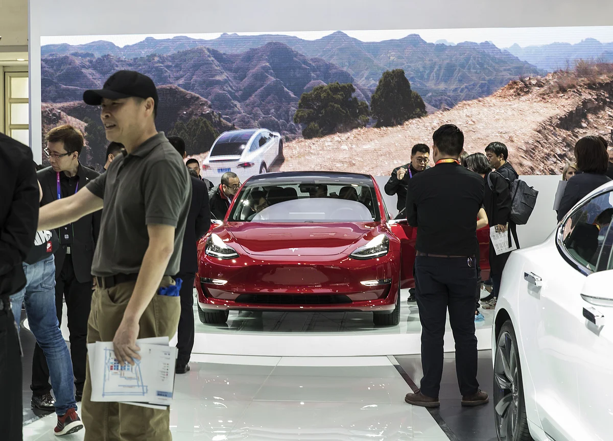Tesla Slumps to Lowest in a Month on Lost Model 3 Recommendation