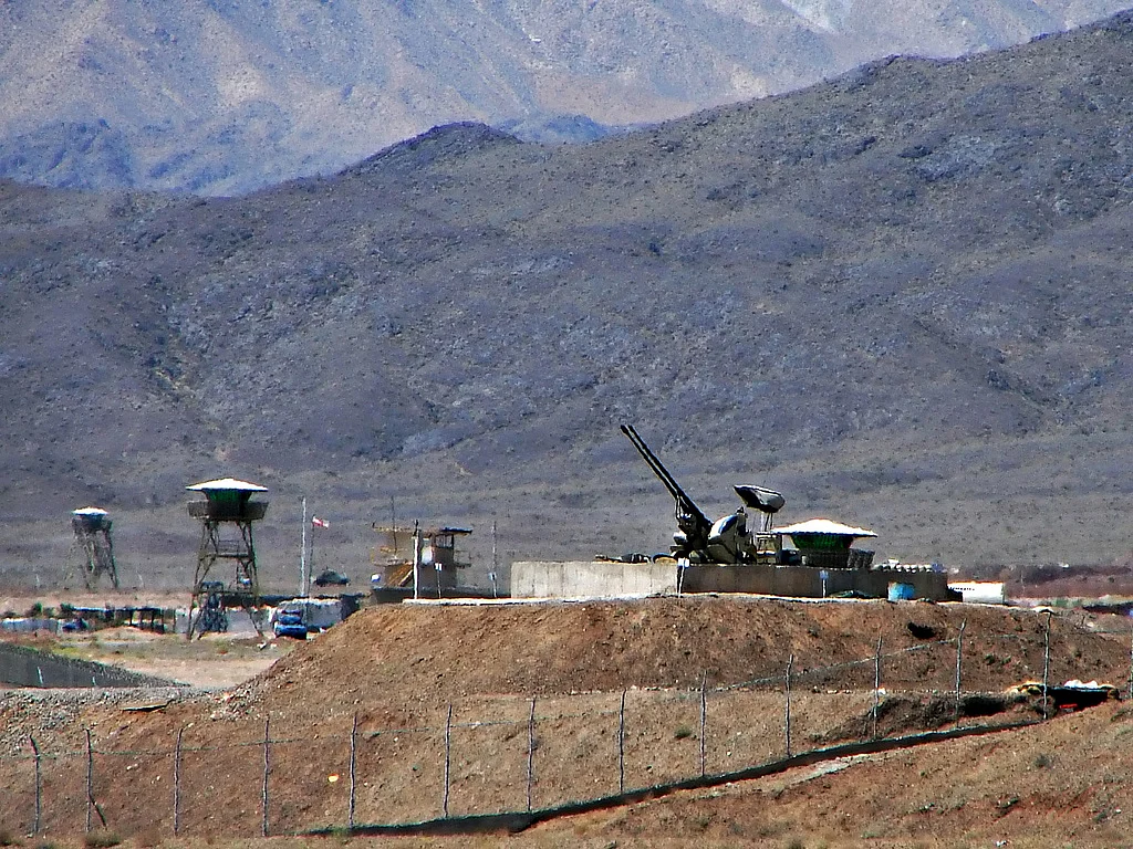 Anti-aircraft guns guarding the Natanz Nuclear Facility, Iran, on June 22, 2006. (Image: Wikimedia Commons /<a href="https://www.flickr.com/photos/hamed/237790717">Hamed Saber</a>)