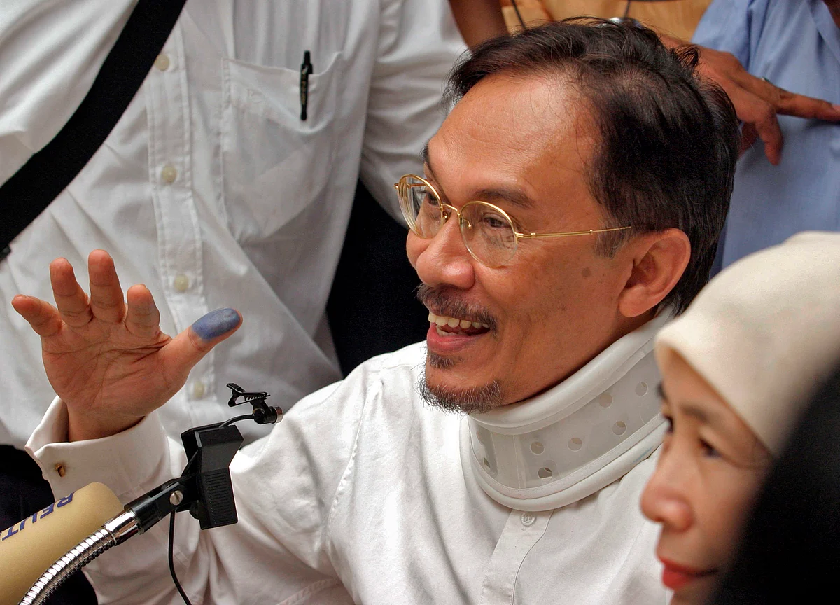 Malaysia King to Pardon Anwar Immediately, Mahathir Says