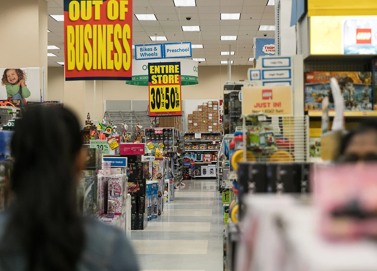 U.S. Growth Outlook Weakens After Disappointing Retail Data