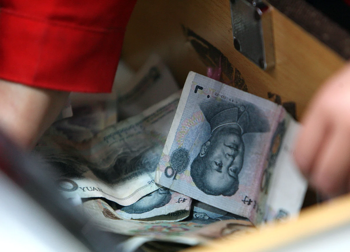 China’s Yuan Tumble Blindsides Traders, Spurs Worry Over Impact