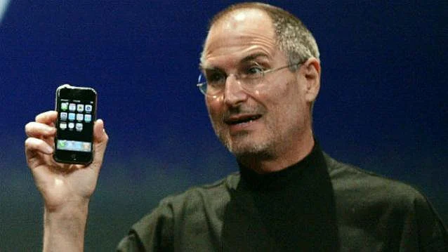 Steve Jobs with the first iPhone in 2007. (Photo: Reuters)