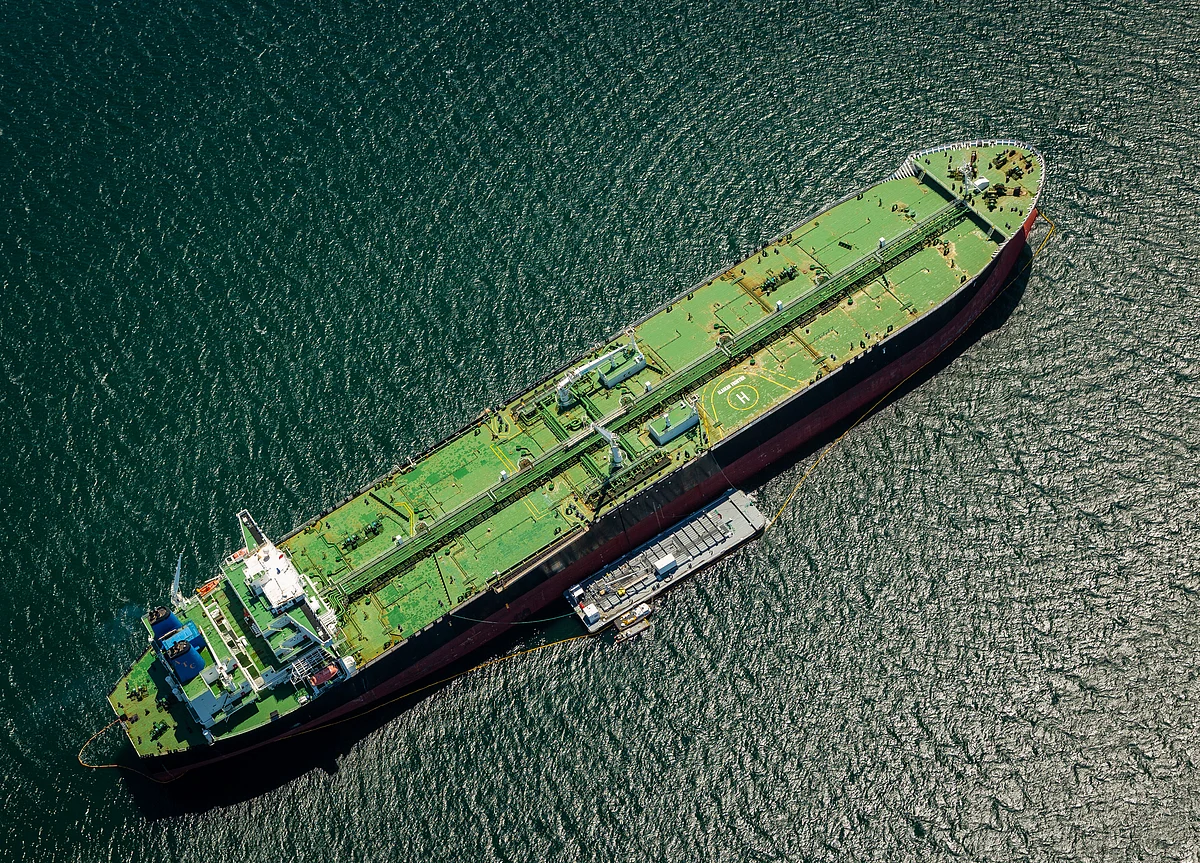 Oil Reaches 5-Week High on Biggest Drop in Stockpiles Since 2016