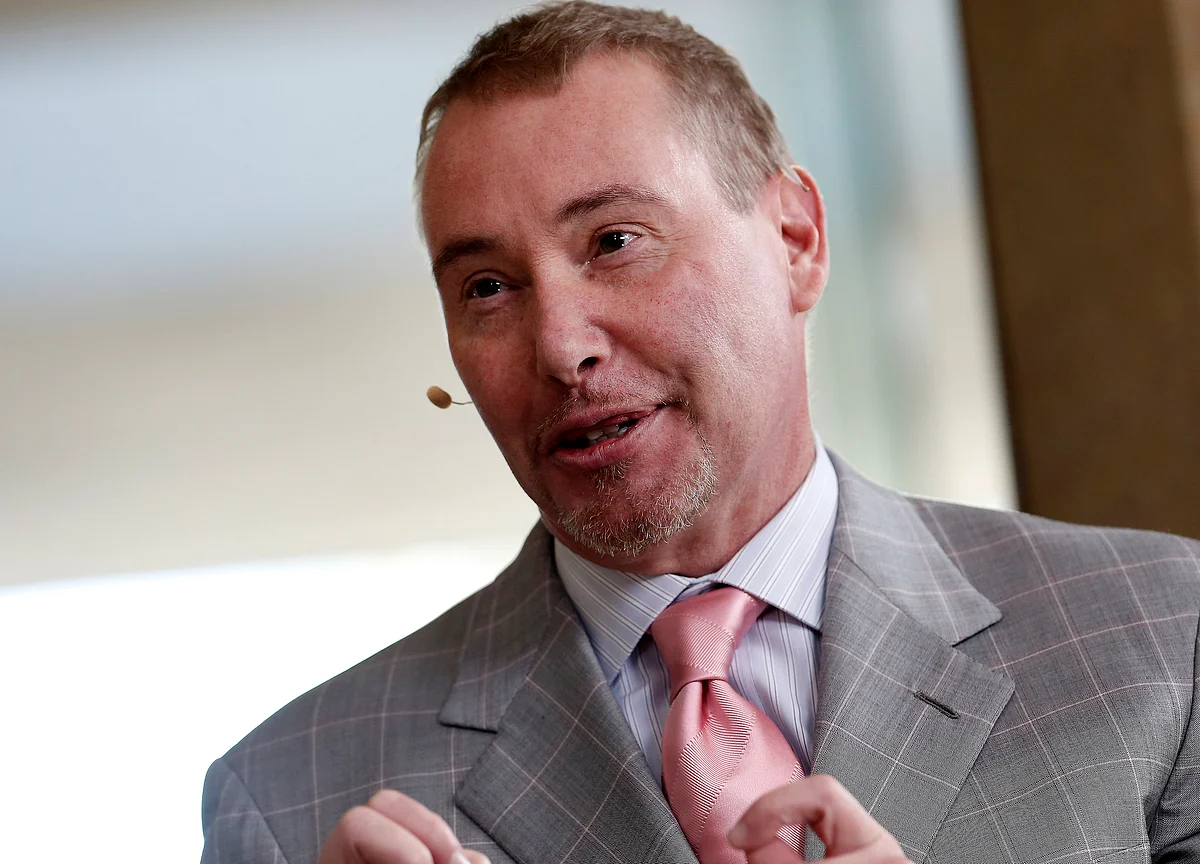 Gundlach Likens Rising Rates, Deficits to `Suicide Mission'