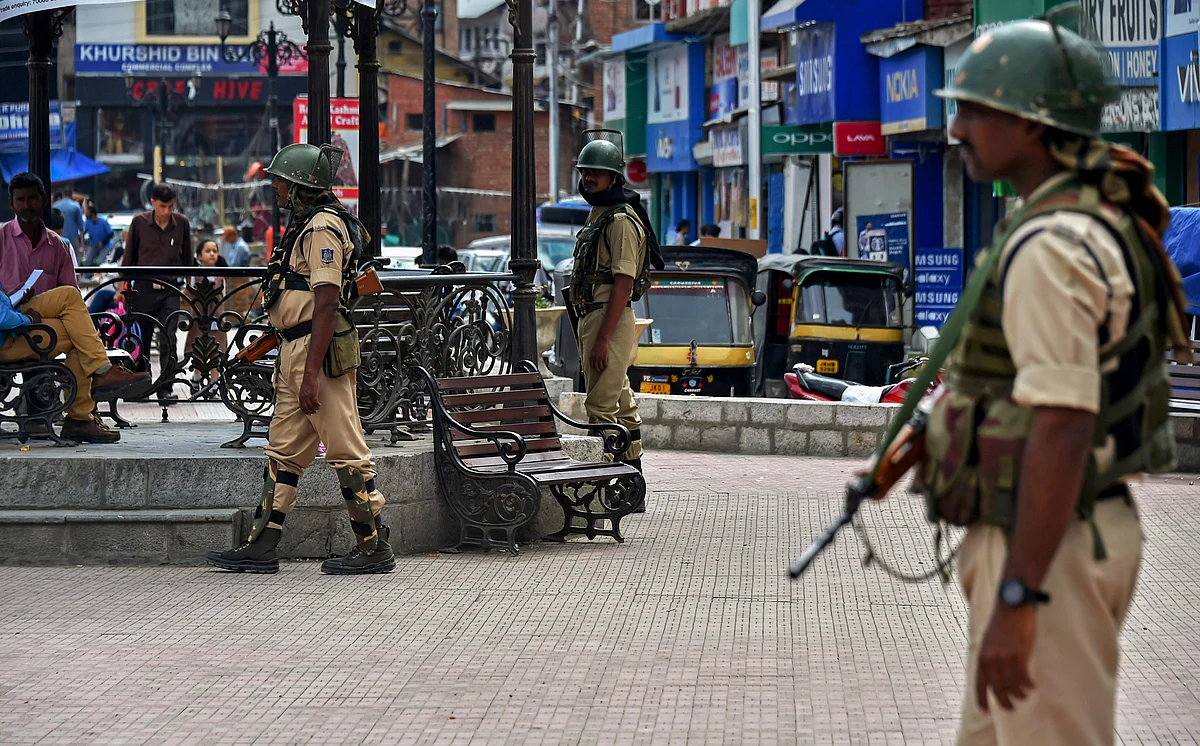 Security personnel stand guard at Lal Chowk in Srinagar, on Tuesday 19, 2018. BJP today decided to pull out of its ruling alliance with Peoples Democratic Party (PDP) in Jammu and Kashmir. (Photographer: S Irfan/PTI)