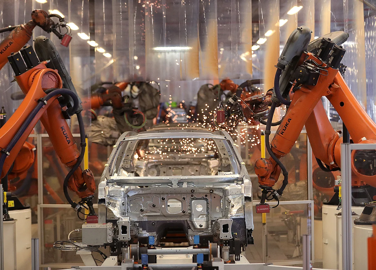 Euro-Area Factories Remain Stuck in Downturn as Orders Slide