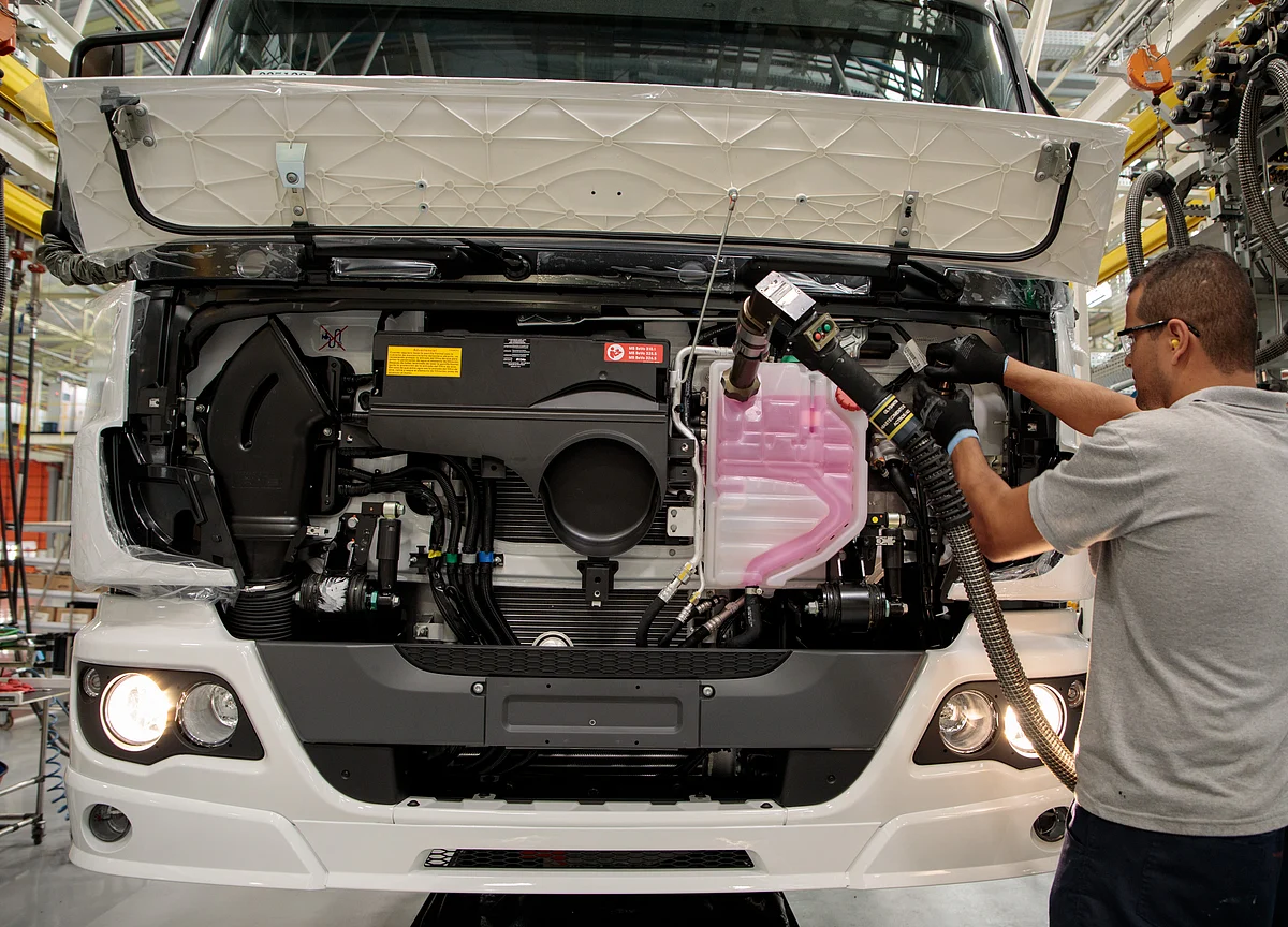 Daimler's Emissions Issues Mount With Truck Engine Sale Stop