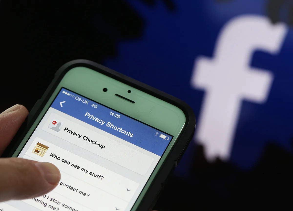 Facebook and Apple Disagree on How to Curb Fake News for U.S. Midterms