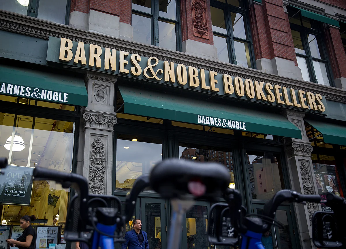 Barnes & Noble, Poised to Go Private, Posts Another Sales Drop