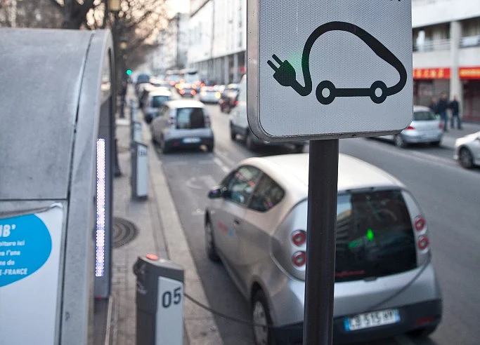 Paris Opens Up Electric Car-Sharing Market After Autolib Failure