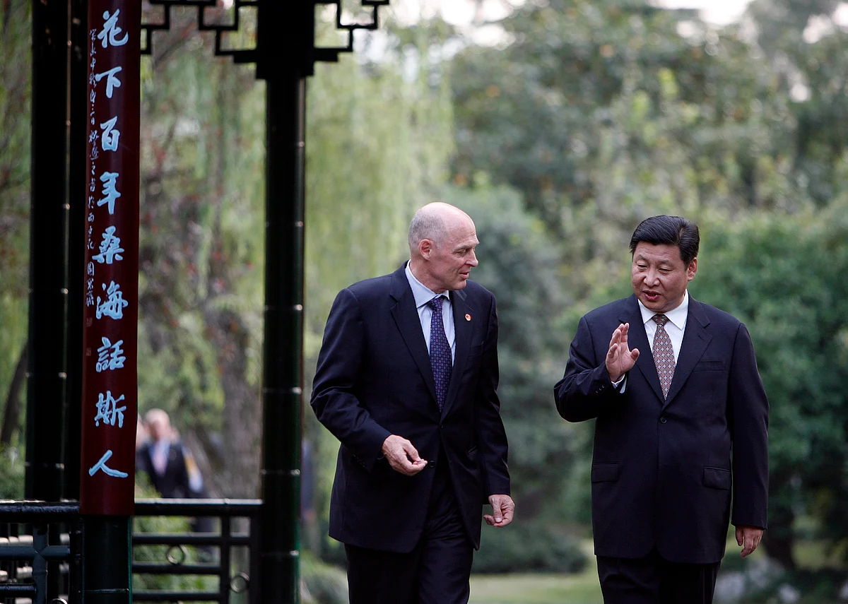 Former Goldman Sachs CEO and then-United States Treasury Secretary Henry Paulson, talks with then Zhejiang Province Communist Party Secretary Xi Jinping, later to become President of China, in Hangzhou, China, Tuesday, September 19, 2006. (Photographer: Qilai Shen/Bloomberg News.)