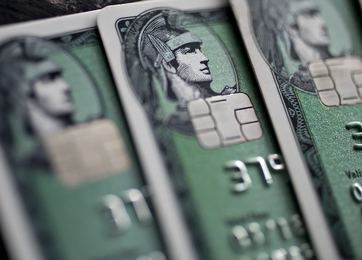AmEx Falls on Angst That Profit Fails to Keep Pace With Revenue