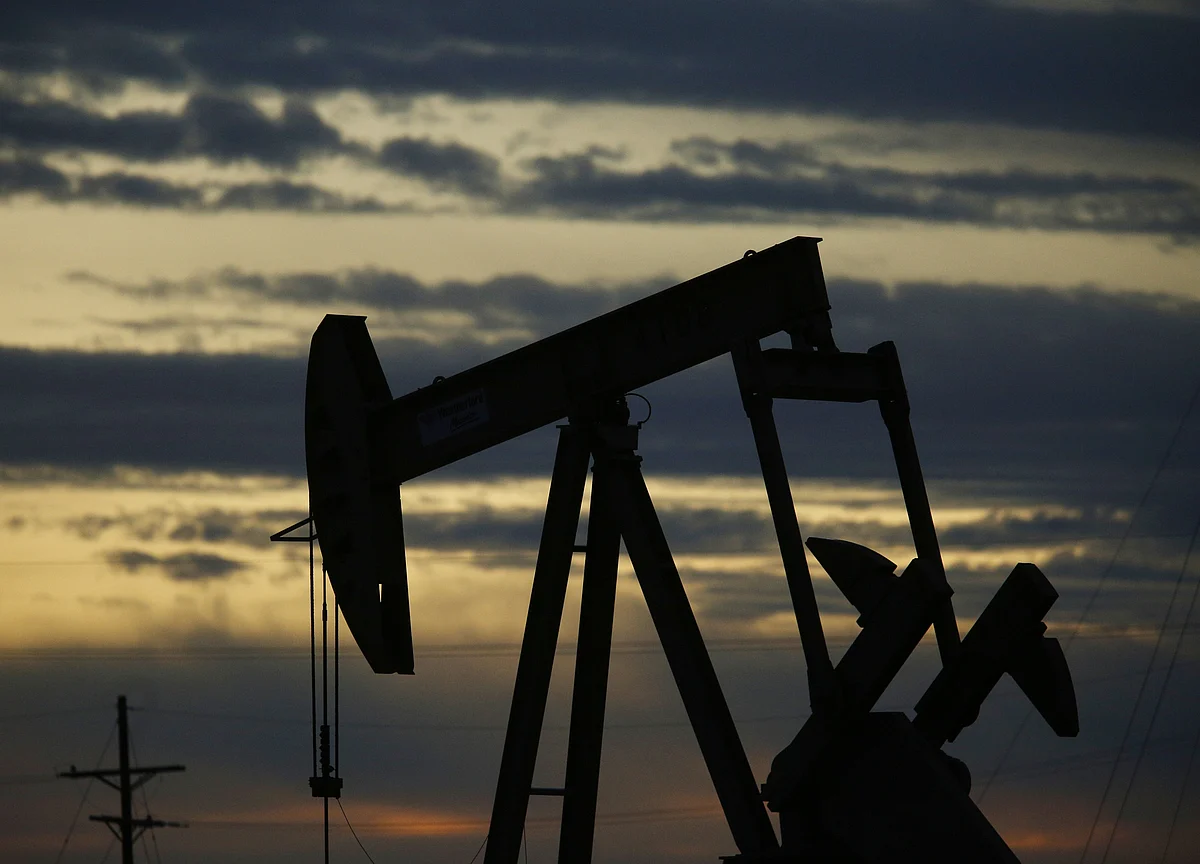 Oil Falls on Prospect of Supply Boost, But Market's `Nervous'