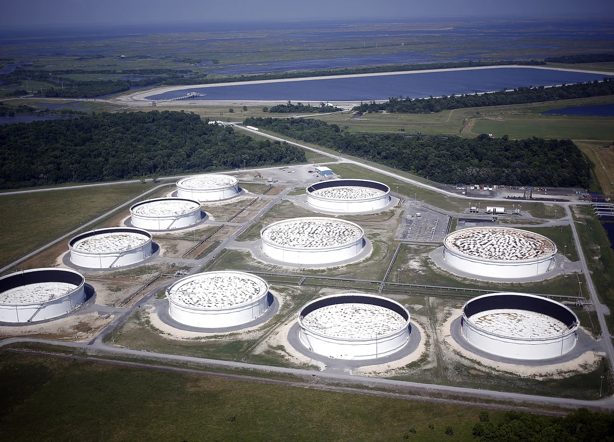 Oil Rises Most in a Month Amid Heightened Worldwide Supply Risks