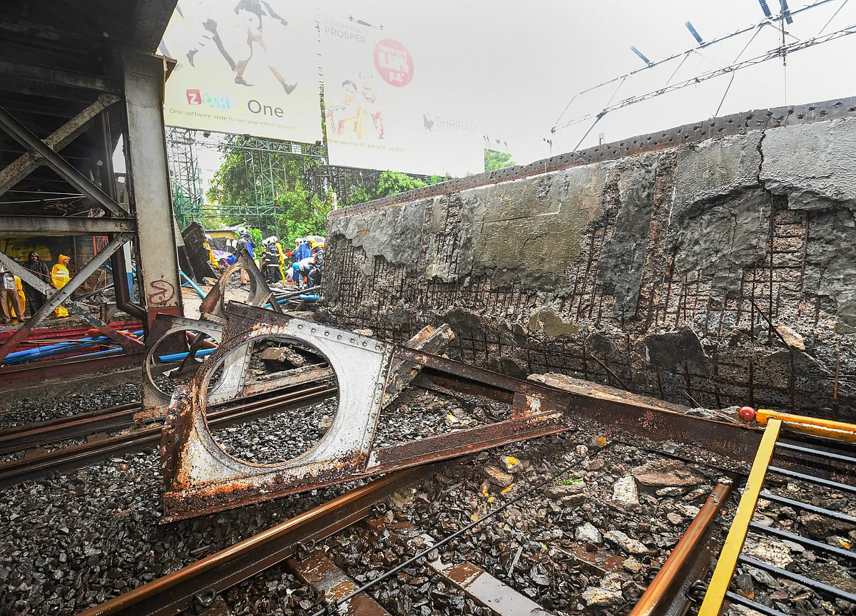 Mumbai Bridge Collapse: Local Train Services Hit, Five Hurt; Railway Minister Orders Probe