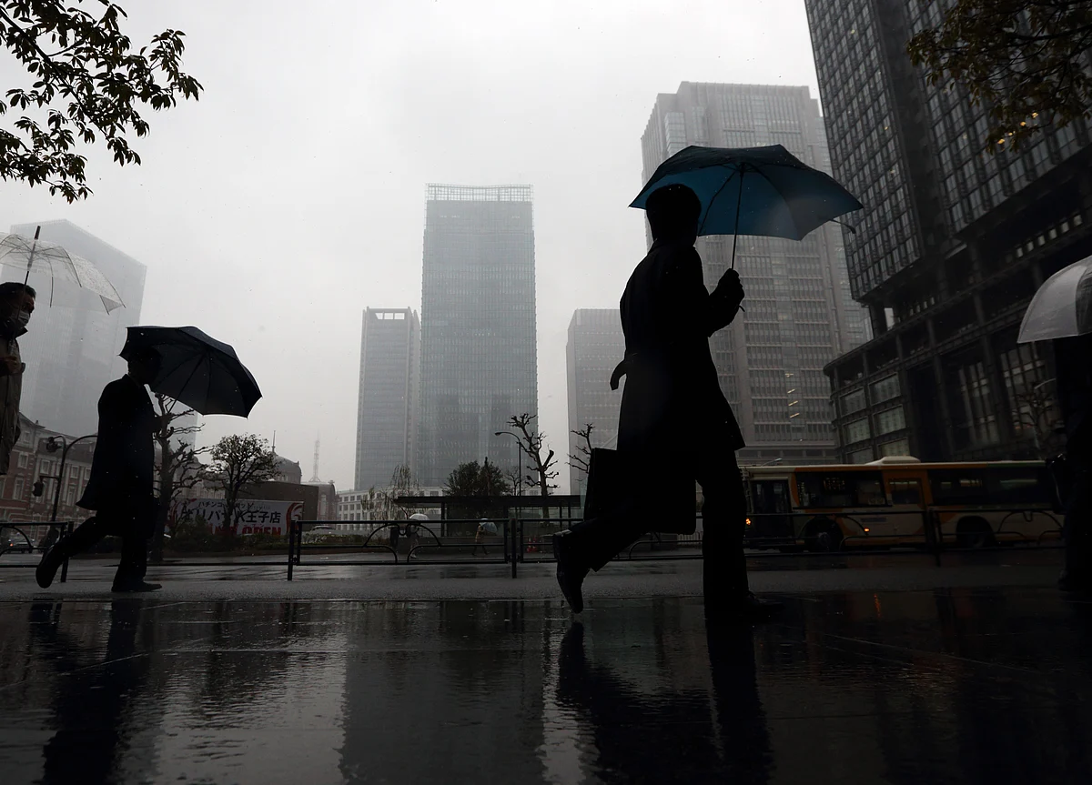 Sweltering Tokyo Braces for Approach of Typhoon Shanshan