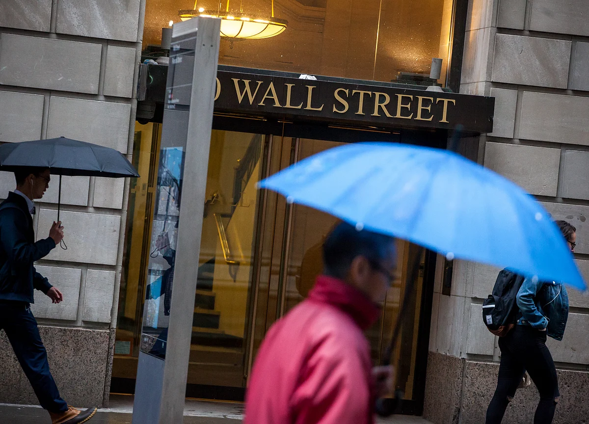 Global Stock Rally Pauses as Dollar Edges Higher: Markets Wrap