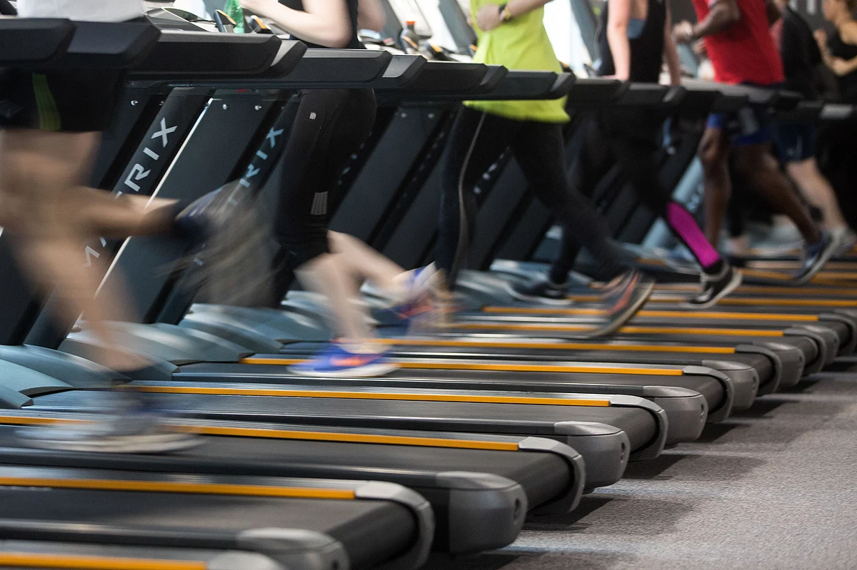 People run on treadmills to exercise during a work out session. (Photographer: Simon Dawson/Bloomberg)