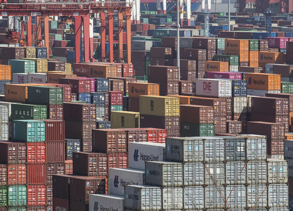 China's Current Account Returns to Surplus on Trade Rebound