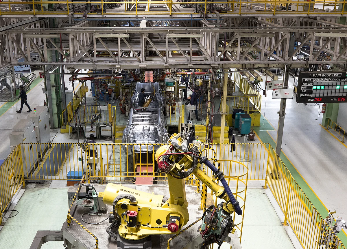 Robots on Warehouse Floor Show a Surprise Perk of Hot Job Market