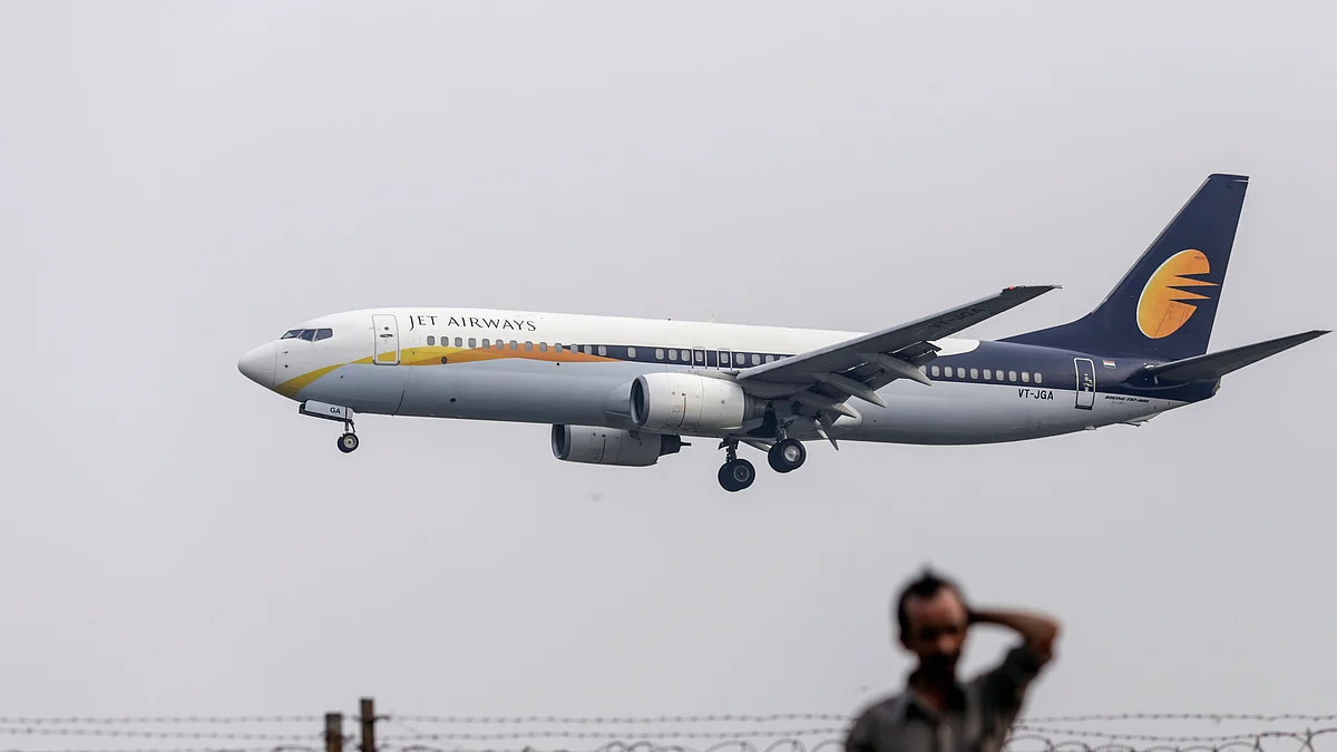 A Boeing Co. 737 aircraft operated by Jet Airways (India) Ltd. approaches to land at Chhatrapati Shivaji International Airport in Mumbai, India. (Photographer: Dhiraj Singh/Bloomberg)