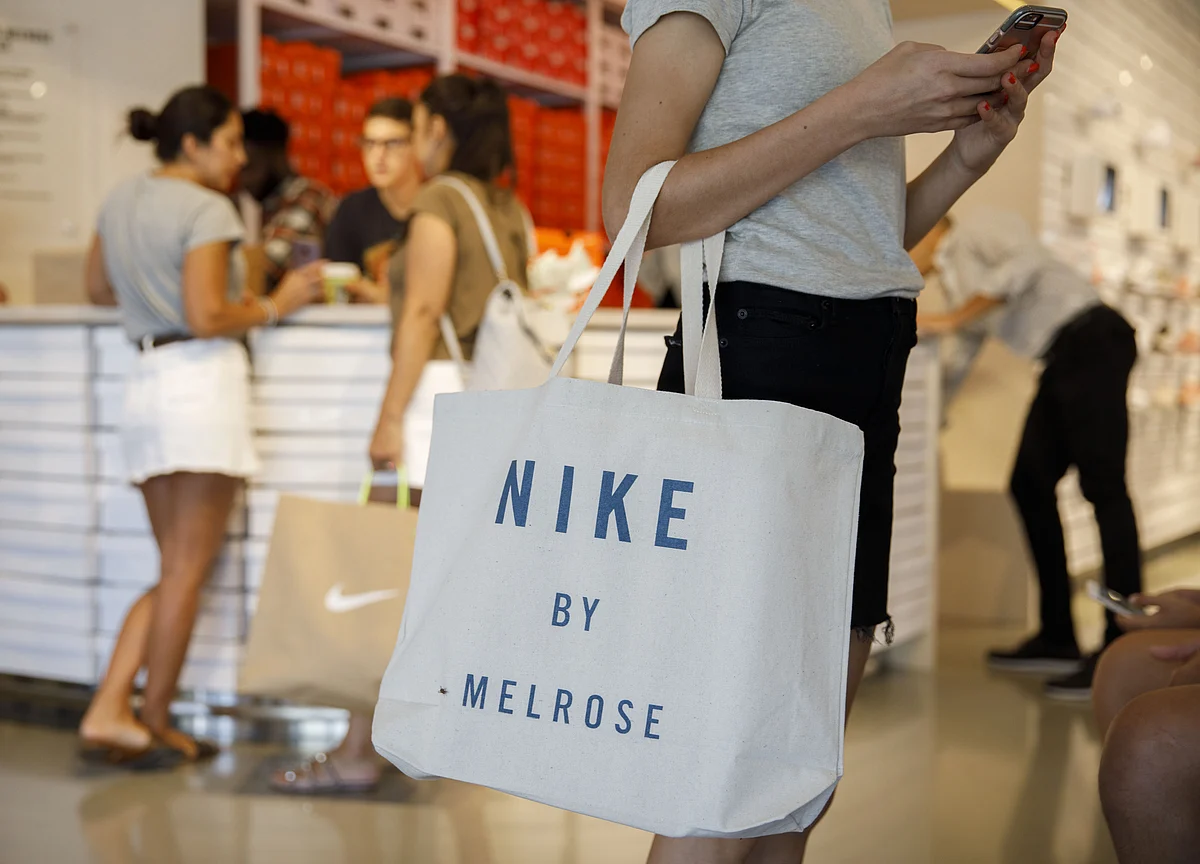 U.S. Consumer Comfort Rose to New 17-Year High on Economic Views