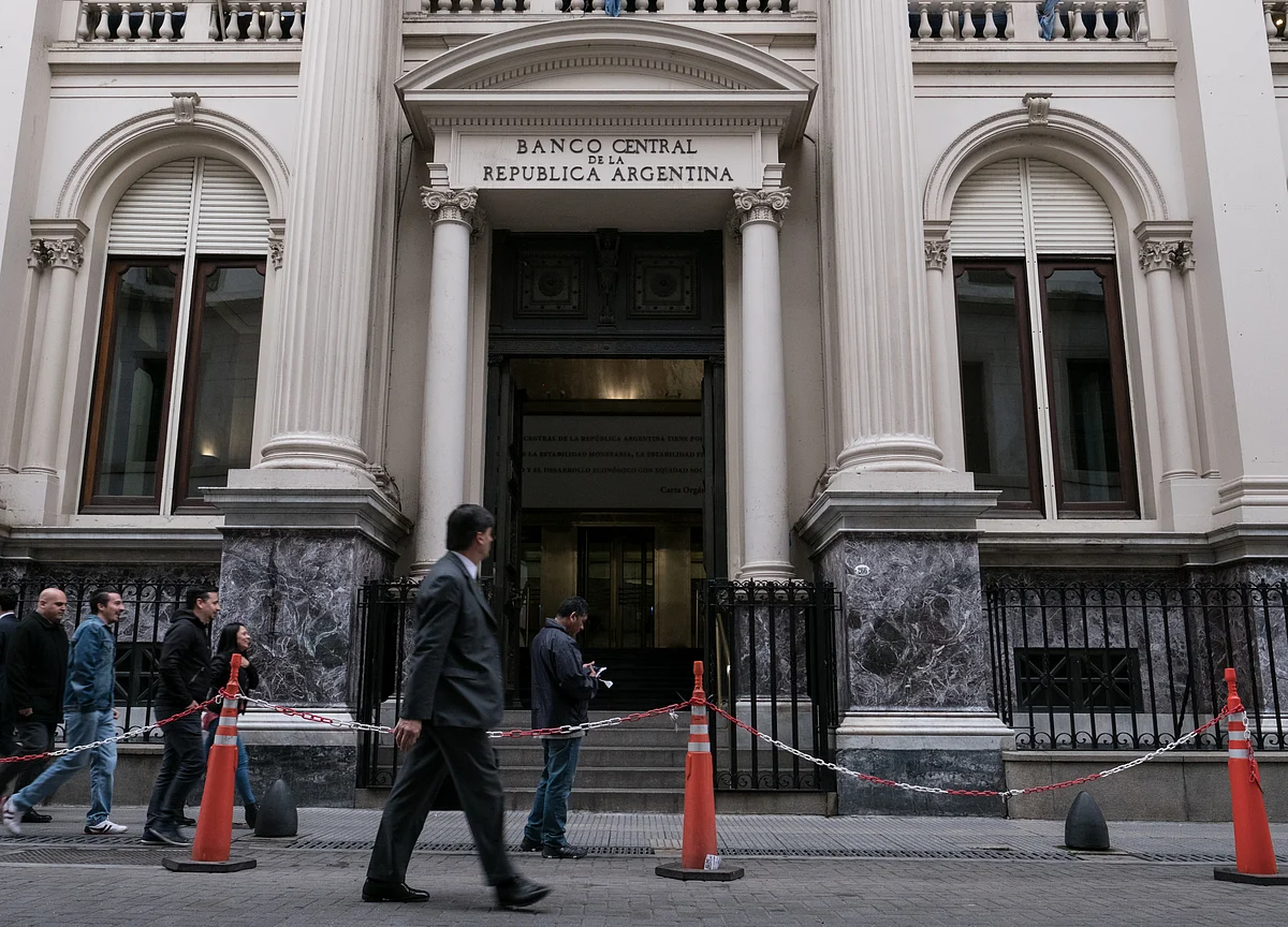 Argentina’s Central Bank Raises Rate Floor to 78% as Prices Soar