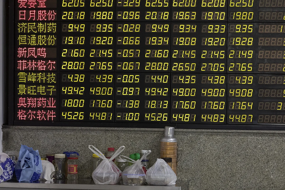 China’s Stocks Drop to Lowest Level in Nearly Four Years