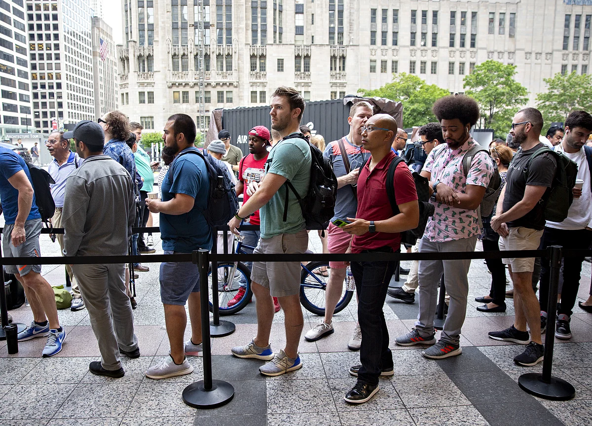 Apple Customers Say They Can't Pick Up New iPhones at Stores