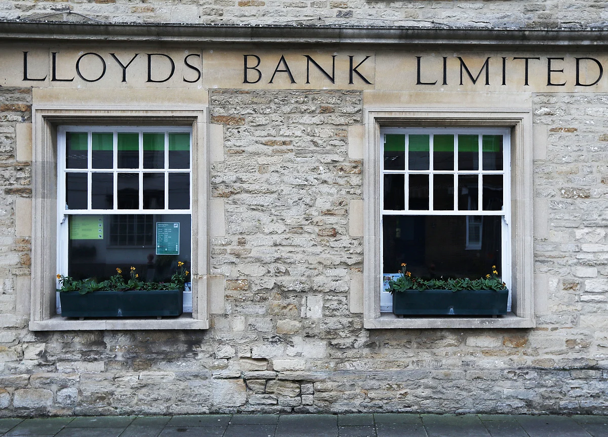 Lloyds Pushes Ahead With $2.3 Billion Buyback Amid U.K. Turmoil