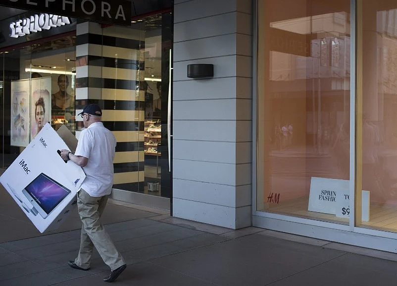U.S. Consumer Confidence Unexpectedly Drops on Muted Outlook