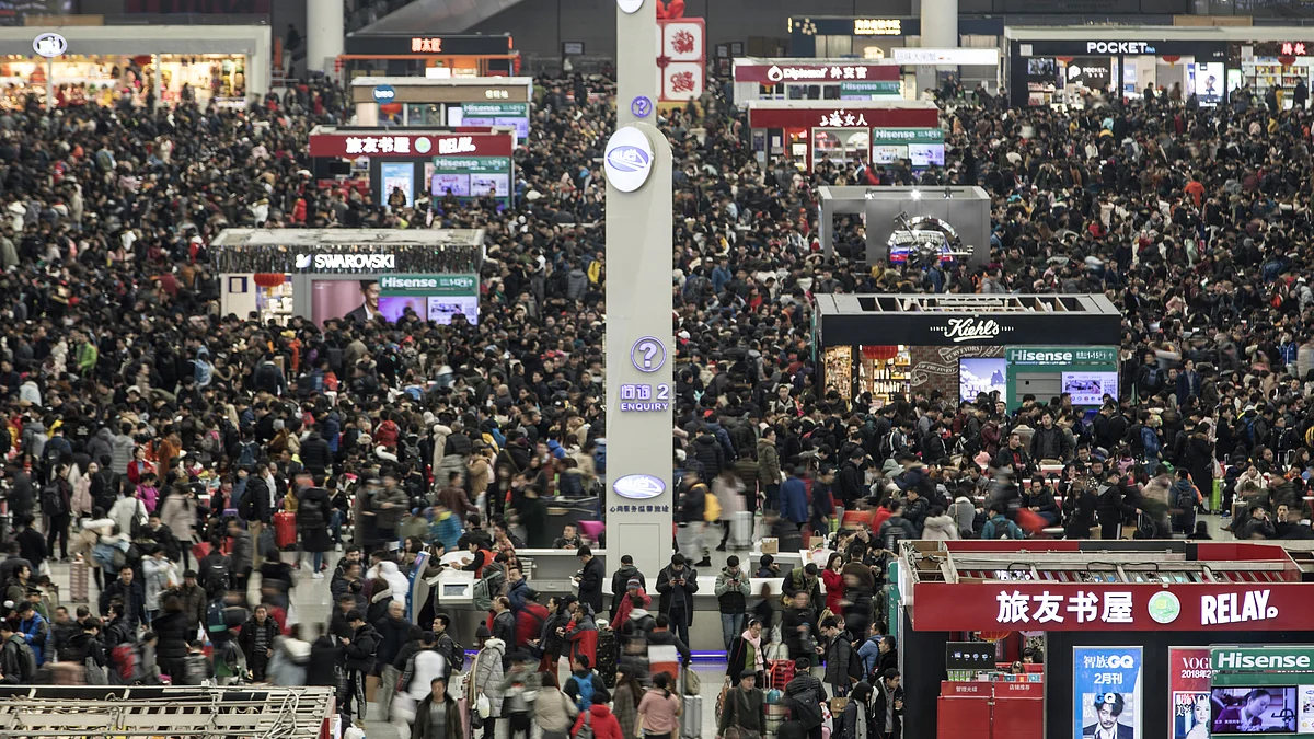Travelers wait in the main hall of the Shanghai Hongqiao Railway Station in Shanghai, China. (Photographer: Qilai Shen/Bloomberg)