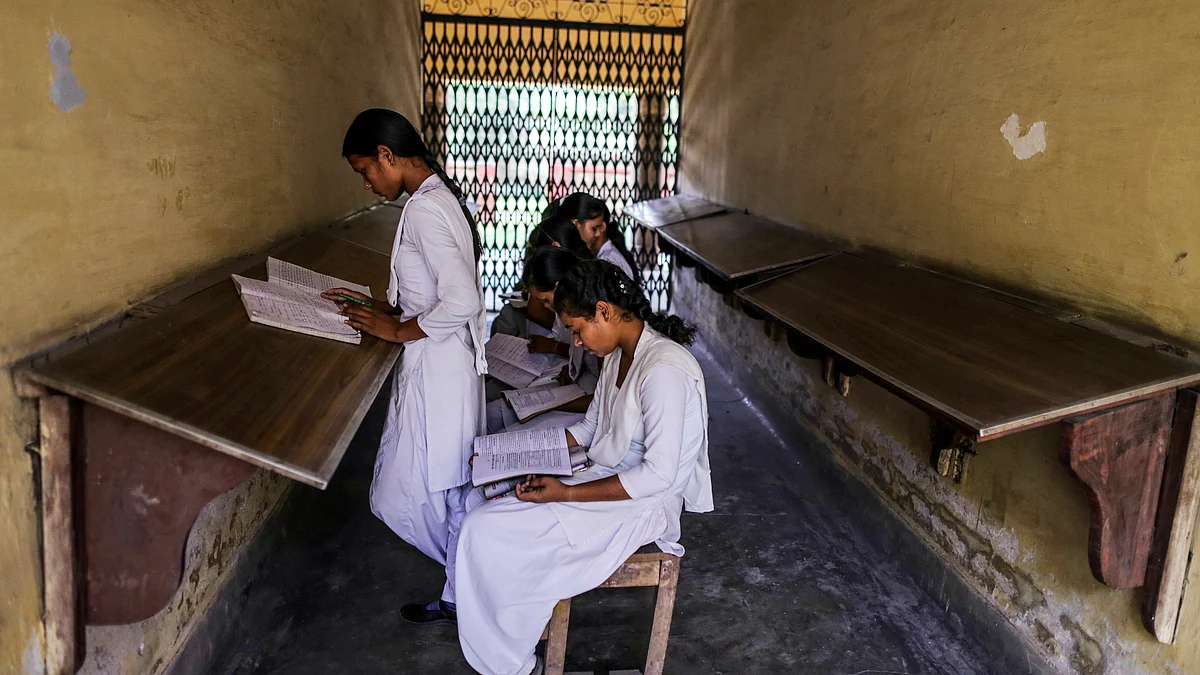 Students study at the Indian Railways Eastern Railway Intermediate College in Mughalsarai, Uttar Pradesh, India. (Photographer: Dhiraj Singh/Bloomberg)