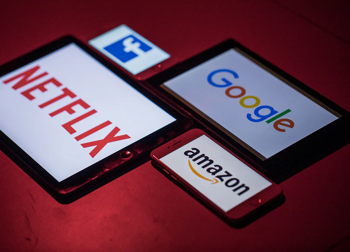 As Internet Stocks Plunge, ‘Old Tech’ Finds New Friends