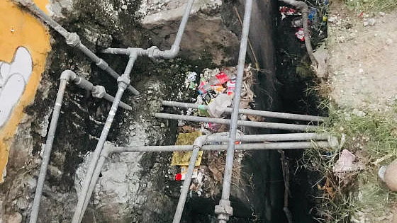 Drinking water pipelines run along open drains which carry untreated sewage in Jammu. Residents complain this is a major reason for water-borne diseases. (Source: IndiaSpend)