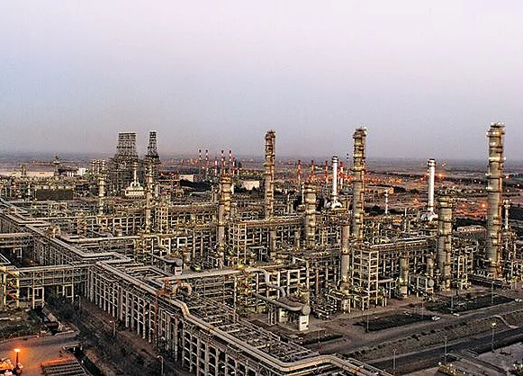 Reliance Considers Plan to Expand World’s Largest Refinery Complex