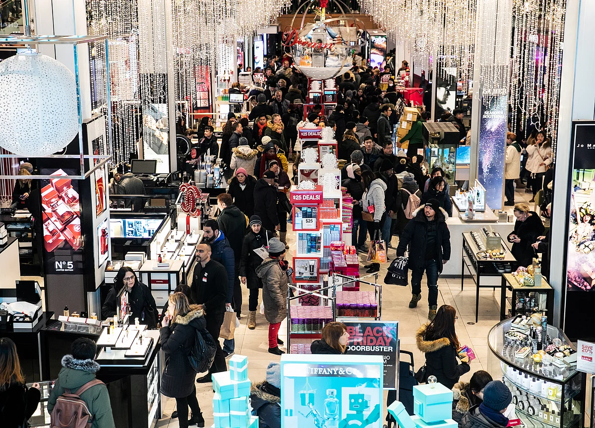 Old-School Retailers Stumble Into Holiday Spending Weekend
