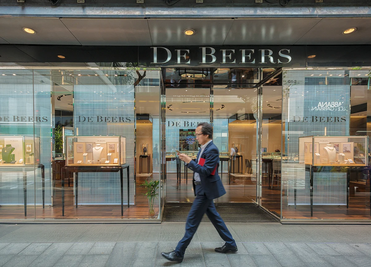 De Beers Keeps Special Terms in Place for Another Diamond Sale