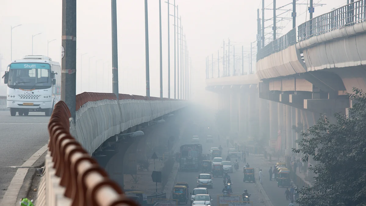 Vehicles travel along a road shrouded in smog in Delhi, India, on Friday, Nov. 9, 2018. . (Photographer: Ruhani Kaur/Bloomberg)