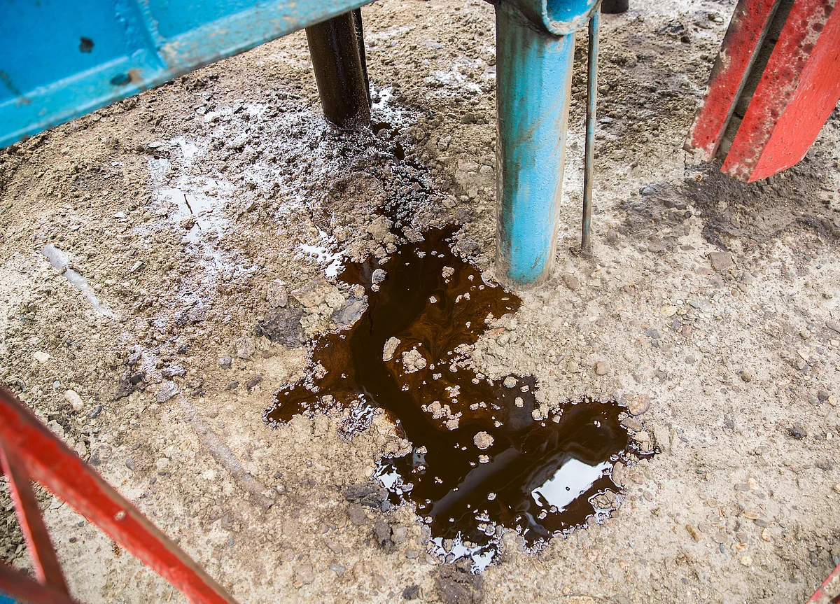 Oil Limps to Worst Week in Almost Three Years as Glut Fears Grow