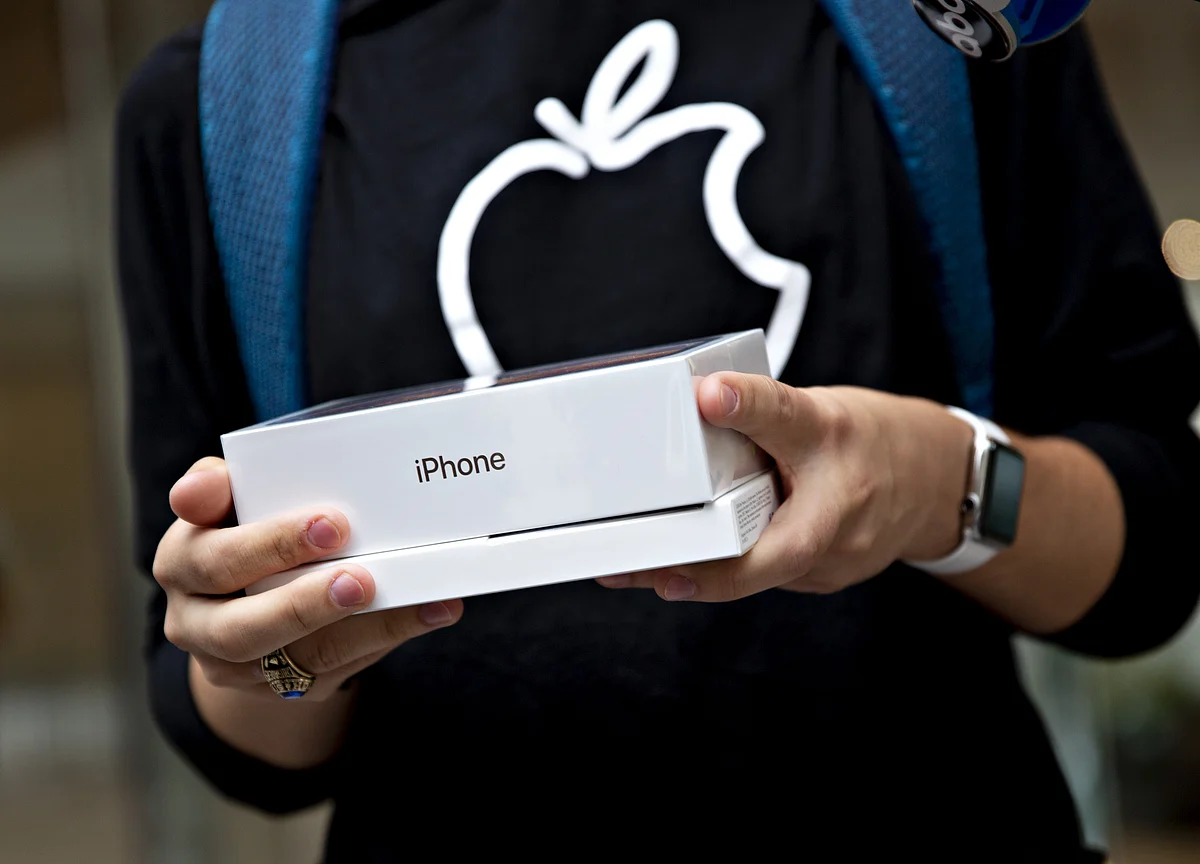Apple Will Stop Reporting iPhone Unit Sales; Forecast Underwhelms