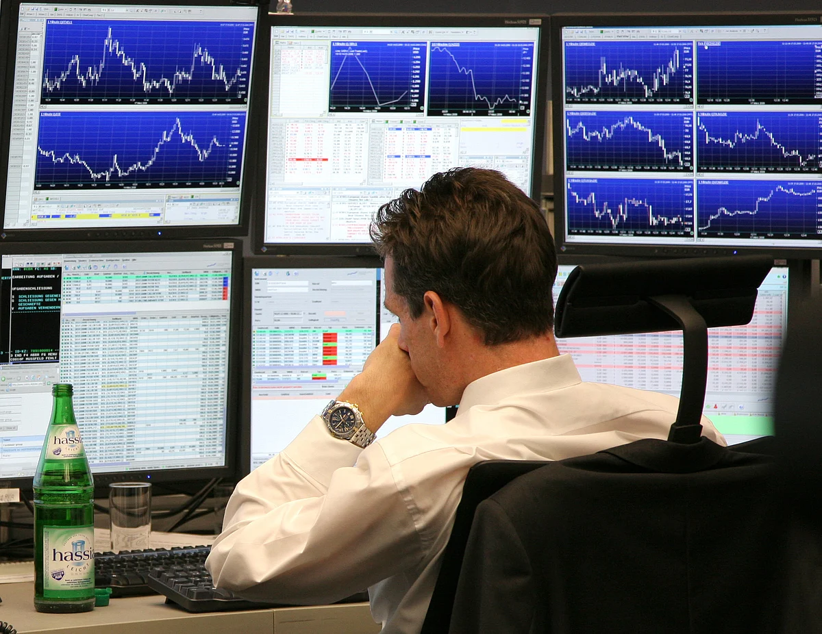 Stocks Radar: Graphite India, HDFC Bank, Tata Sponge Iron, Shoppers Stop