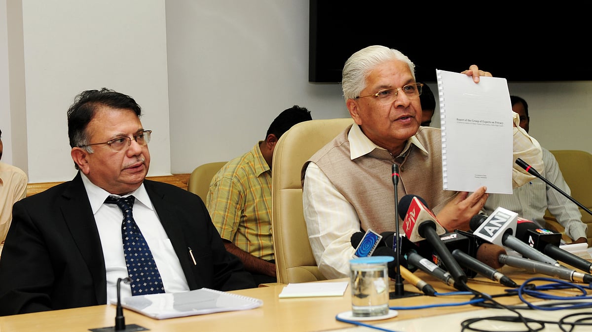 Justice AP Shah presents the expert group report on privacy to then Science and Technology Minister Ashwani Kumar on Oct. 18, 2012. (Photograph: PIB)<a href="https://www.facebook.com/sharer/sharer.php?u=http://pibphoto.nic.in/photo//2012/Oct/l2012101842945.jpg"><i><br></i></a>