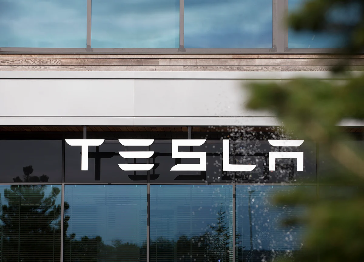 Musk Says Tesla Should Have Mid-Range Model 3 Orders by Year-End
