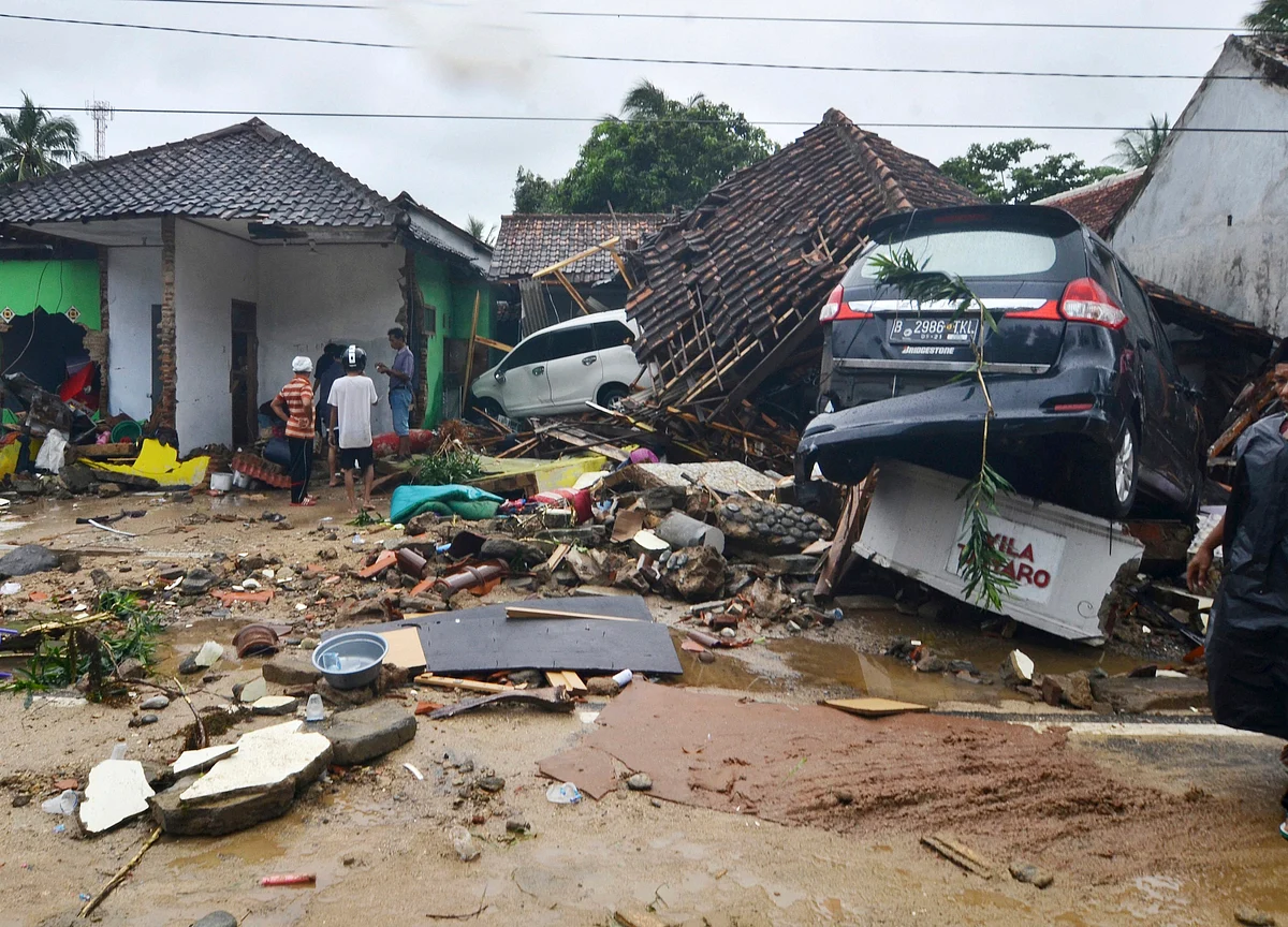 Indonesian Tsunami Death Toll Soars as Rescuers Continue Search