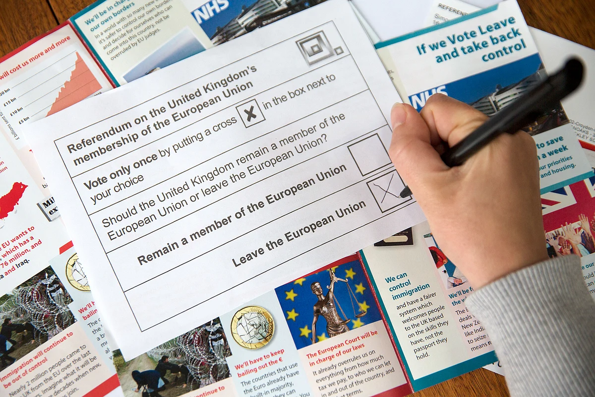 A voter marks the ‘Leave’ box on an EU referendum postal ballot slip, in London, U.K. (Photographer: Simon Dawson/Bloomberg)