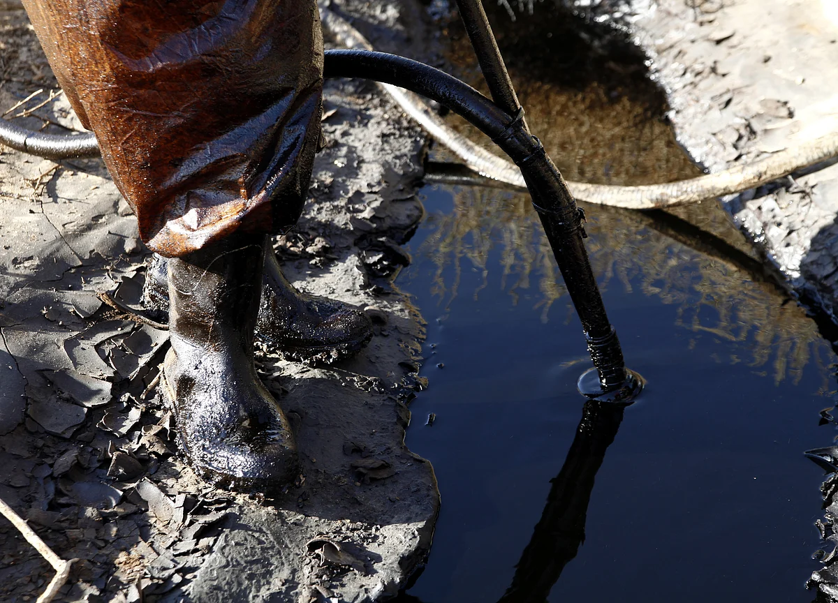 Oil Steadies Amid Middle East Tensions, Shrinking Stockpiles