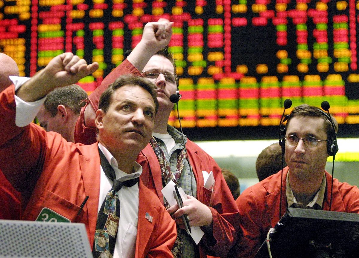 As Wall Street Frets, Mom and Pop Dip Toes Back Into Stocks