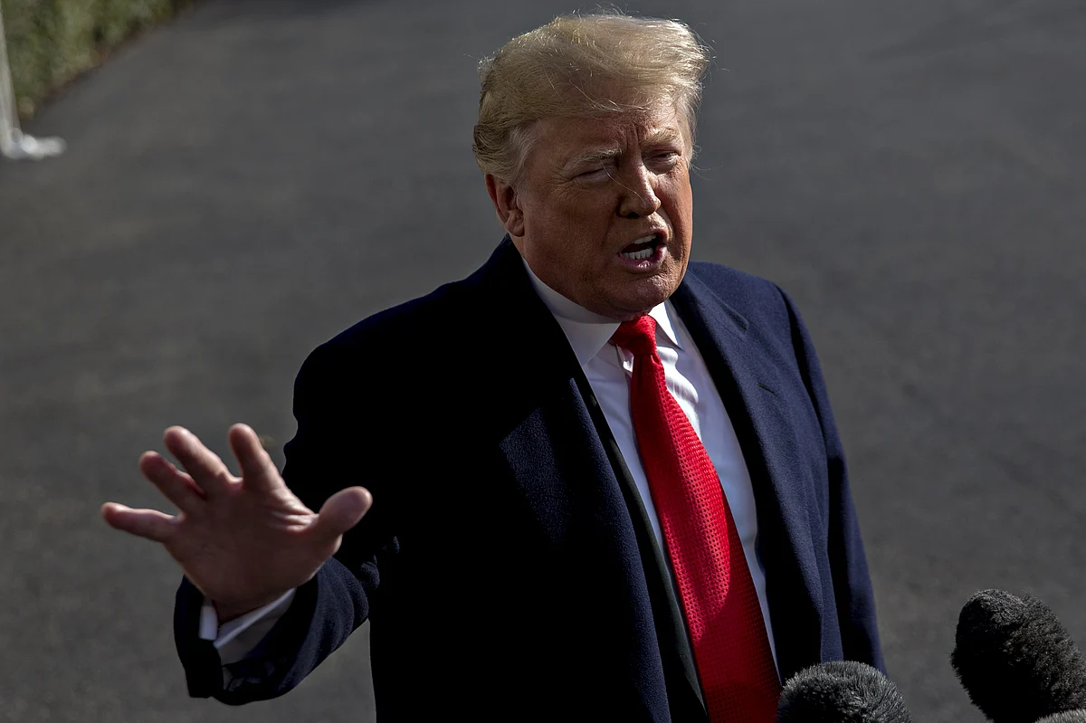 Trump Flies Solo as Perils to Presidency Mount